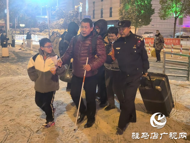 民警冰雪中护送盲人夫妇平安回家