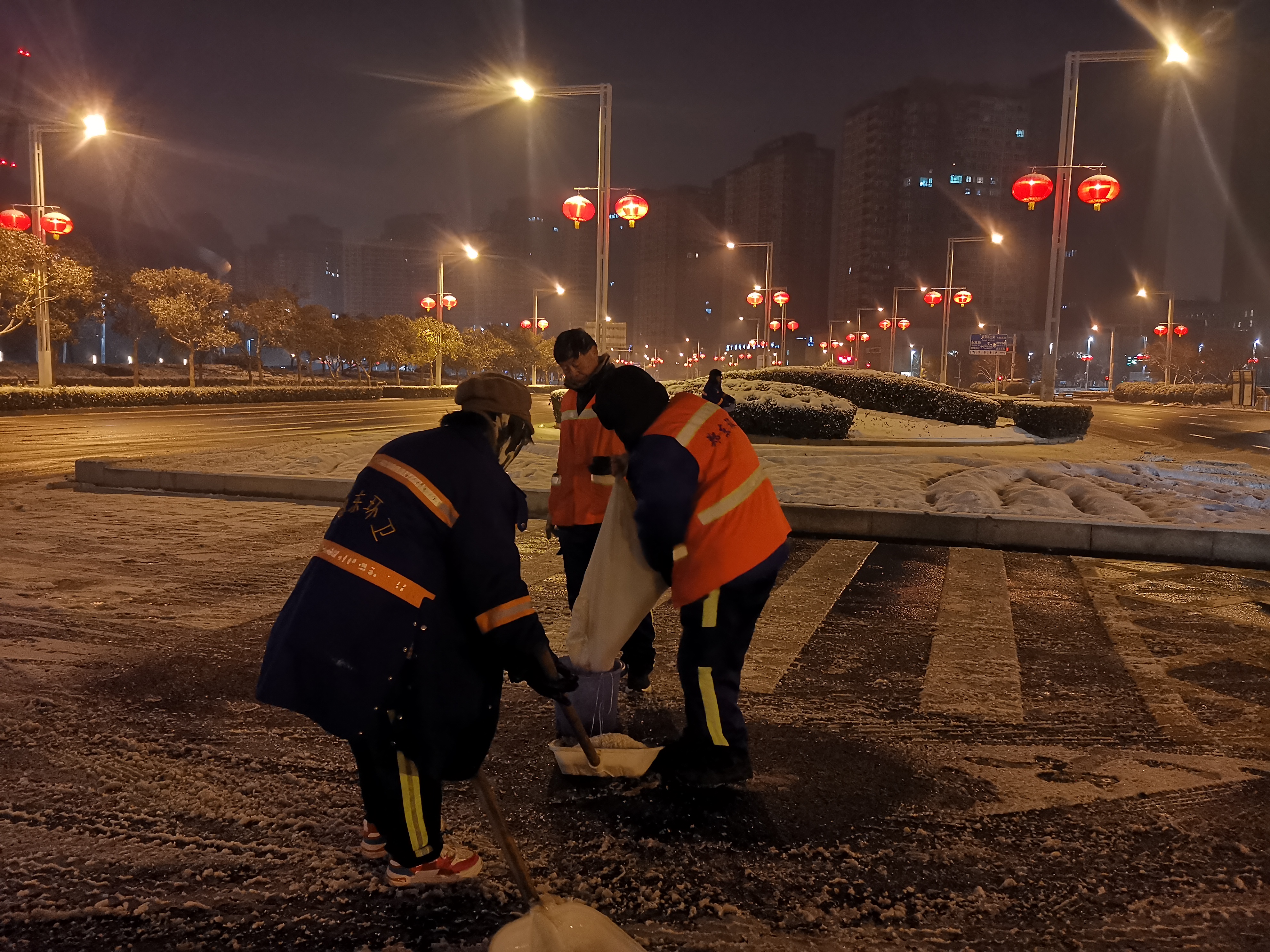 郑州“路不见雪”背后：近6万人彻夜除雪，全员演练45次应对极端天气