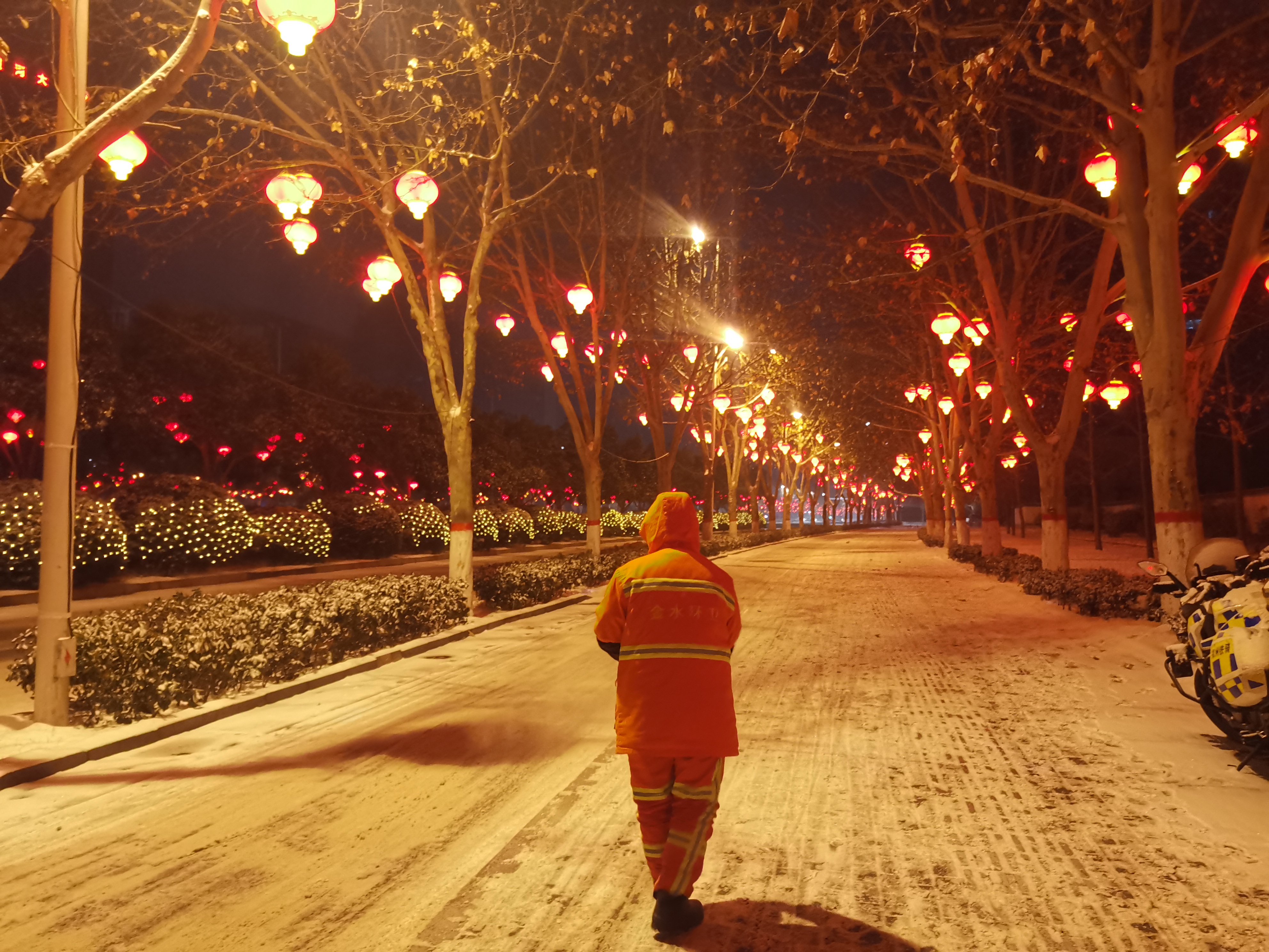 郑州“路不见雪”背后：近6万人彻夜除雪，全员演练45次应对极端天气