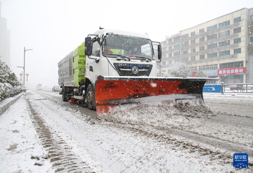 各地积极应对低温雨雪天气