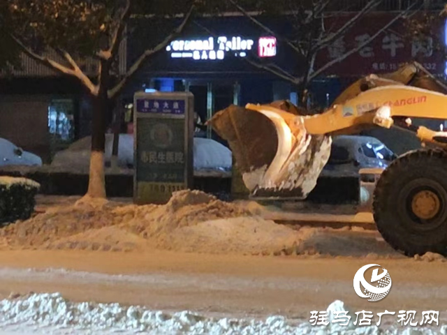 铲雪车连夜清理路面积雪 方便市民出行