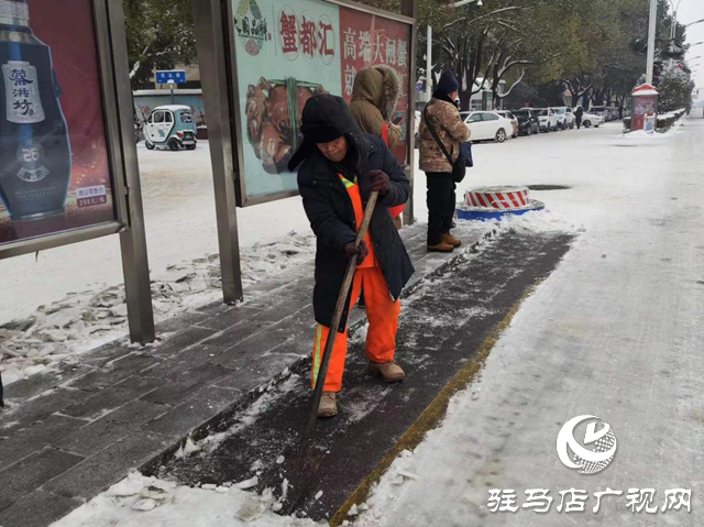 铲雪车连夜清理路面积雪 方便市民出行