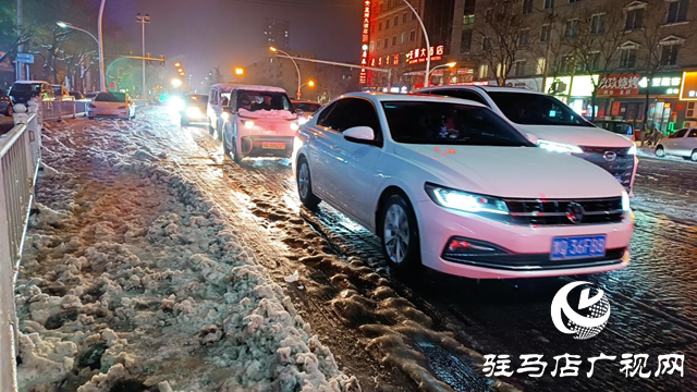 驻马店交警：雪夜执勤保畅通