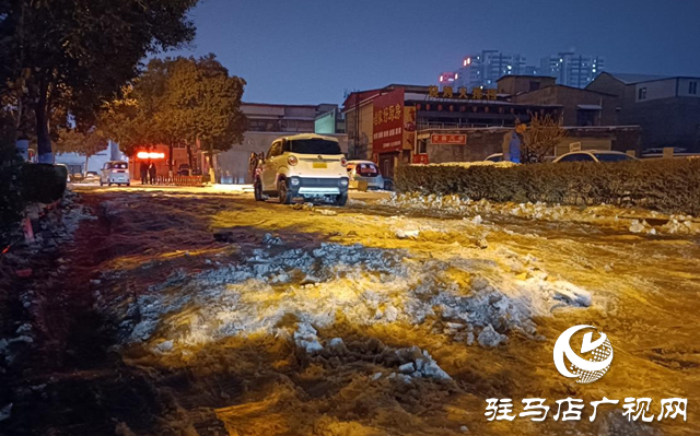 驻马店交警：雪夜执勤保畅通