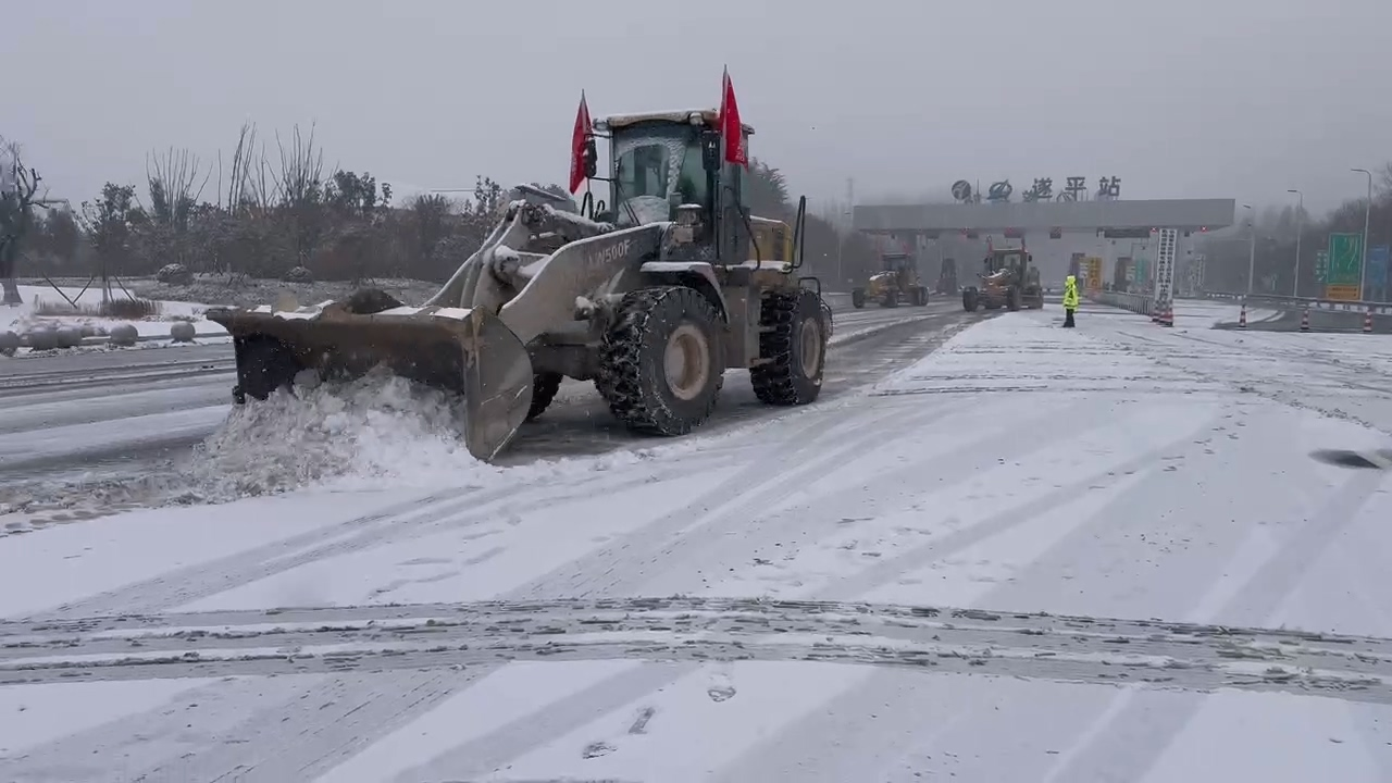 河南交投积极铲雪 守护群众安全回家路