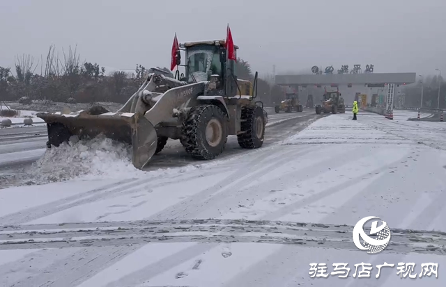 河南交投积极铲雪 守护群众安全回家路