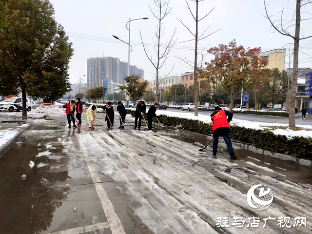 平舆县司法局开展“清积雪 保出行”志愿服务活动
