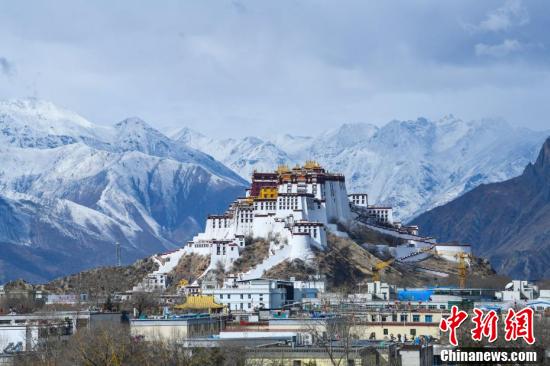 西藏拉萨：雪后布达拉宫美如画