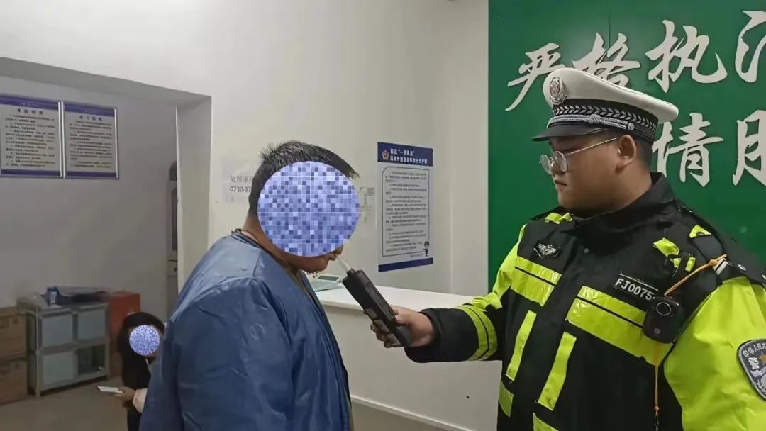 男子酒驾逃逸拉交警投湖，公安：涉袭警罪，已刑拘