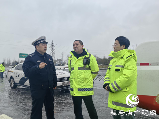 除雪化冰，警车带道!冰冻天气驻马店高速交警护航平安路