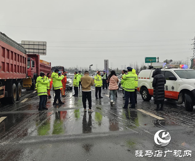 除雪化冰，警车带道!冰冻天气驻马店高速交警护航平安路