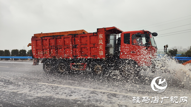 除雪化冰，警车带道!冰冻天气驻马店高速交警护航平安路