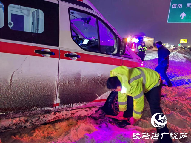 为高速交警点赞!救护车因暴雪被困 高速交警及时救助