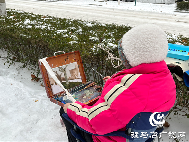 女孩街头作画 吸引路人驻足欣赏