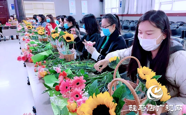 驻马店市文化馆举办“三八女神节”花艺讲座