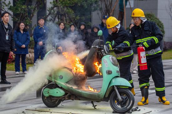 消除电动自行车安全隐患，不能单靠“禁上楼”!