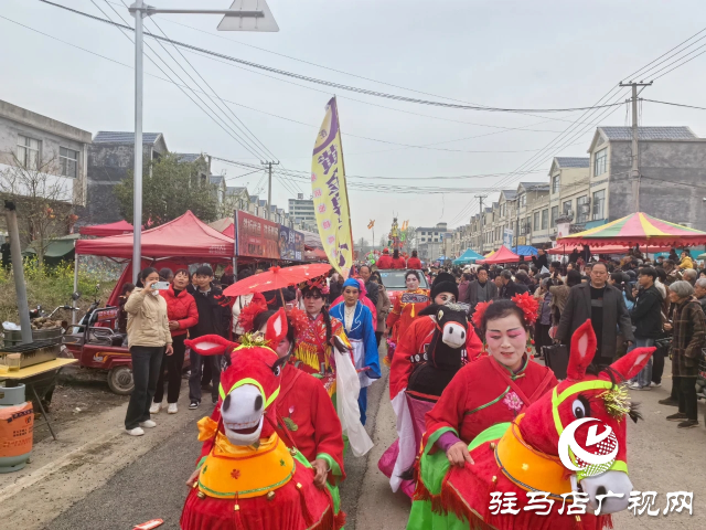 王店大装现身泌阳县马谷田镇大余庄 人山人海场面壮观