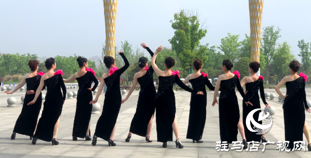 天中丽人模特：岁月不败美人 走出美丽夕阳红
