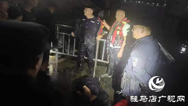 泌阳县：男子不慎落水 民辅警紧急救人