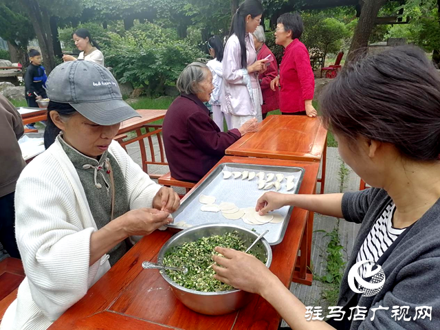 驻马店经济开发区贾庄居委会：孝心饺子宴感恩母亲