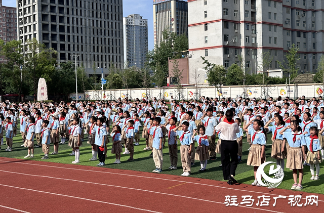 驻马店实验小学举行新队员入队仪式