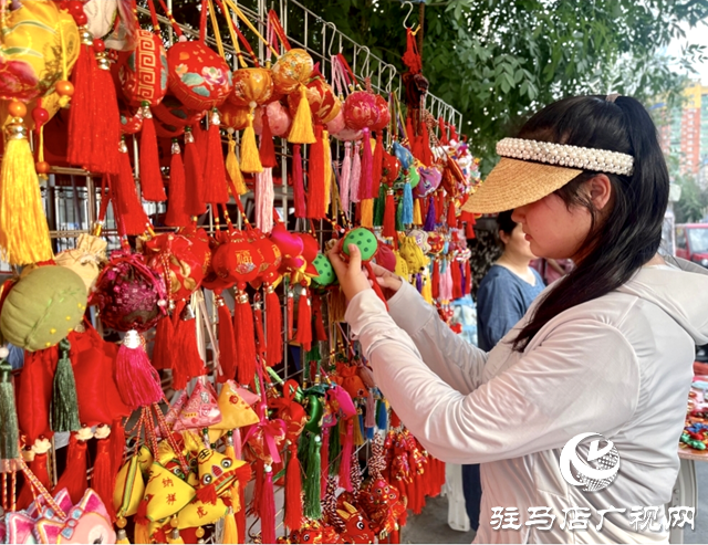 平舆县：香包满街头 飘出“端午香”