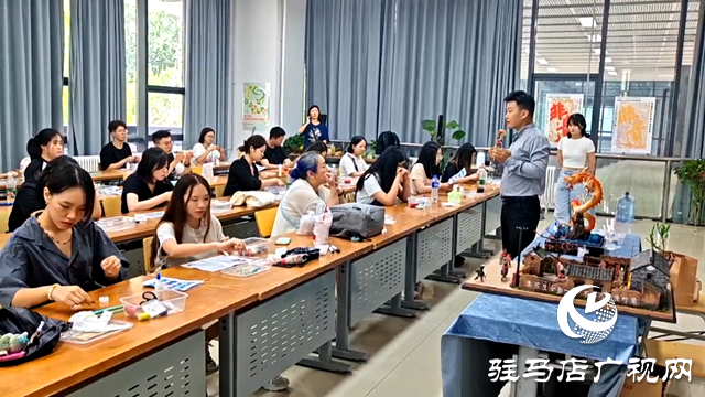 张新芳传授面塑技艺 港澳大学生体验“非遗”