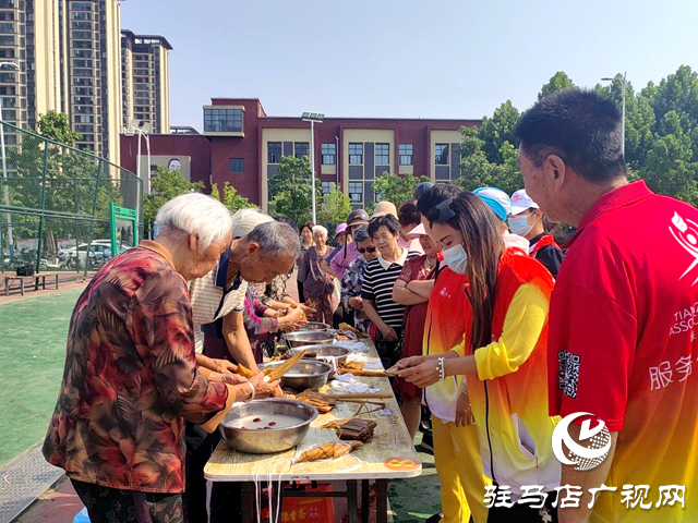 驻马店市天中义工联合会举行迎端午包粽子比赛活动