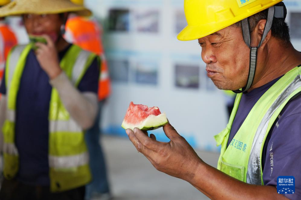 直击多地高温天气 这些关怀沁人心