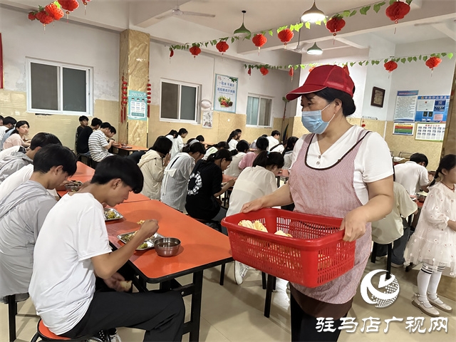 泌阳县花园小学为官庄镇考生连续十年免费提供爱心餐