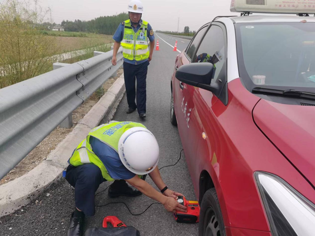 驻马店：车辆爆胎滞留高速 路政人员暖心帮扶