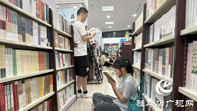 避暑“充电”两不误 书店迎来大批读者