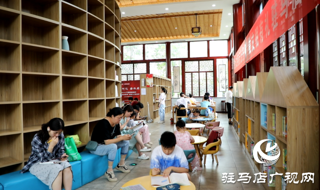 驻马店：城市书屋成了市民学习好去处