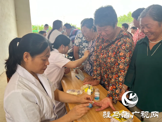 驻马店市第一人民医院走进平舆甘港开展“红会送医”健康义诊活动