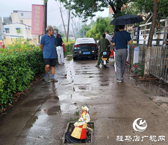 驻马店经济开发区数字城管指挥中心：及时修复破损雨水篦子 保障群众脚下安全