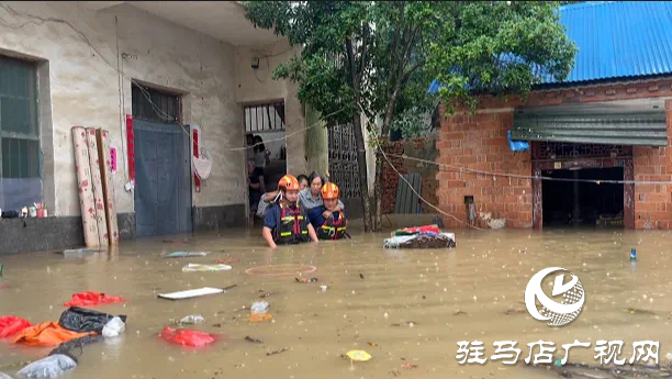 遭遇强降雨 泌阳消防成功转移被困群众