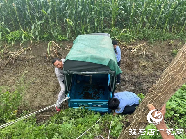 雨天路滑三轮车侧翻 西平警民合力救援