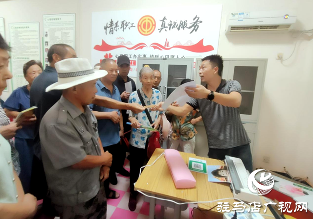 驻马店经济开发区翟庄居委会：为老人拍照 定格最美微笑