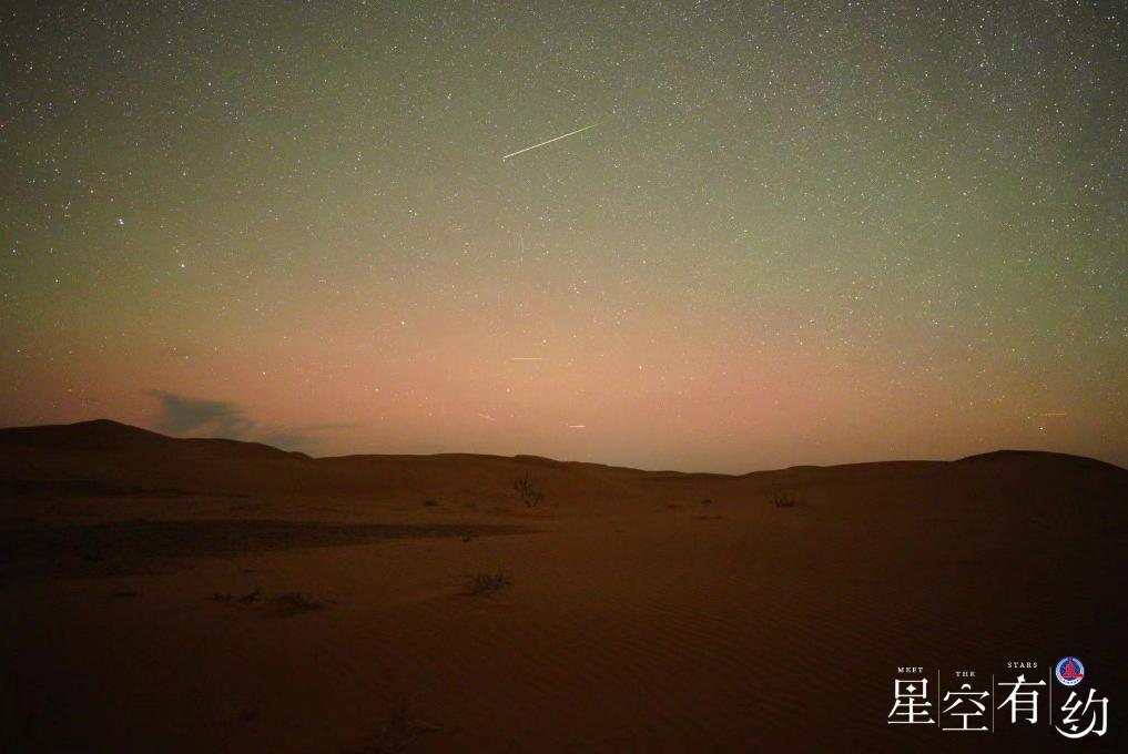 美翻了！当极光“邂逅”流星雨