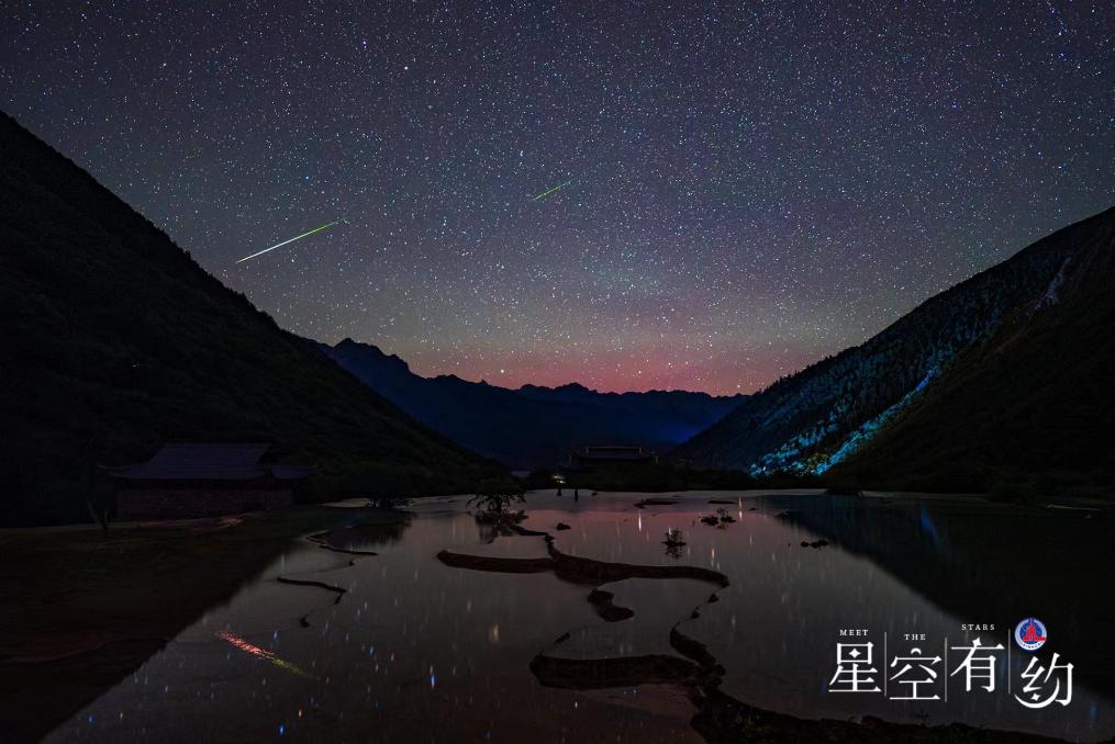 美翻了！当极光“邂逅”流星雨