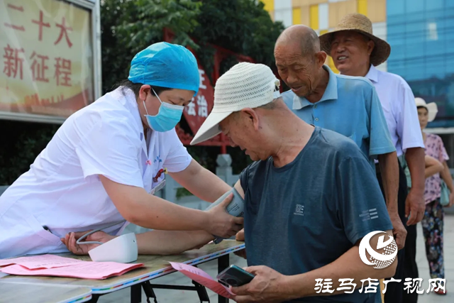 正阳县人民医院组织开展残疾预防日宣传义诊活动