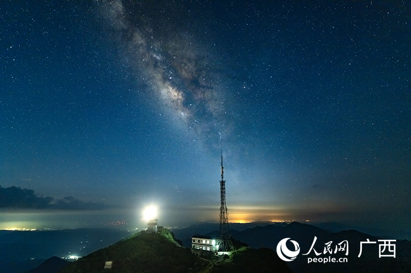 “华南之巅”的星空盛宴：“银河之眼”挂夜空