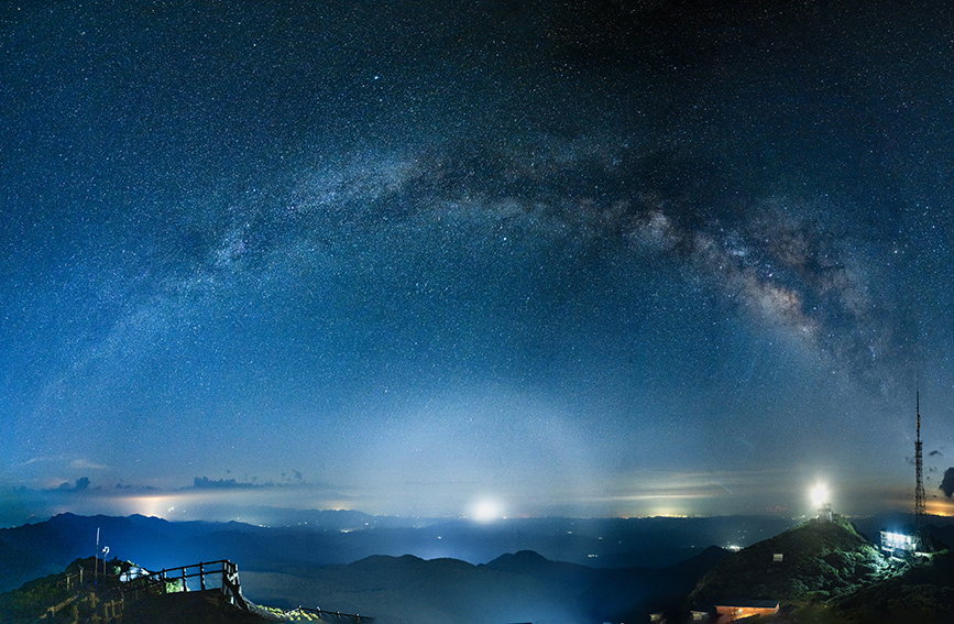 “华南之巅”的星空盛宴：“银河之眼”挂夜空