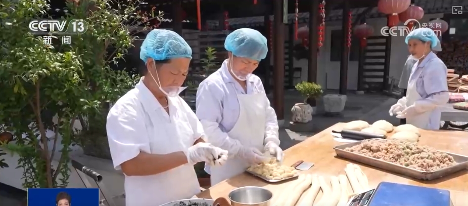 各式月饼忙“登场” 传统手工月饼承载乡愁记忆受青睐