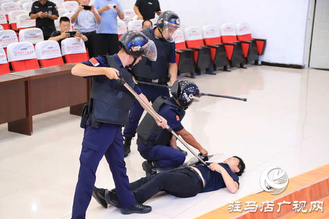 泌阳县：警校联动 把好校园安全关