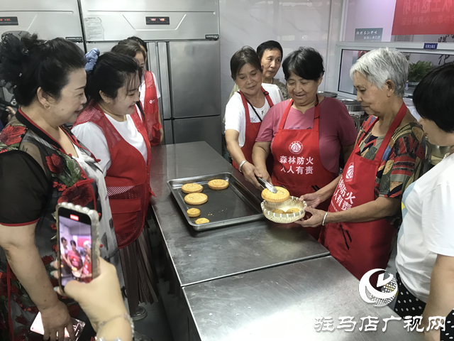 驻马店经济开发区小界牌社区：中秋敬老 情暖“夕阳”