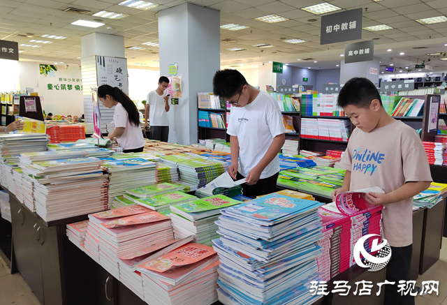 开学季 驻马店书店迎来购书热潮