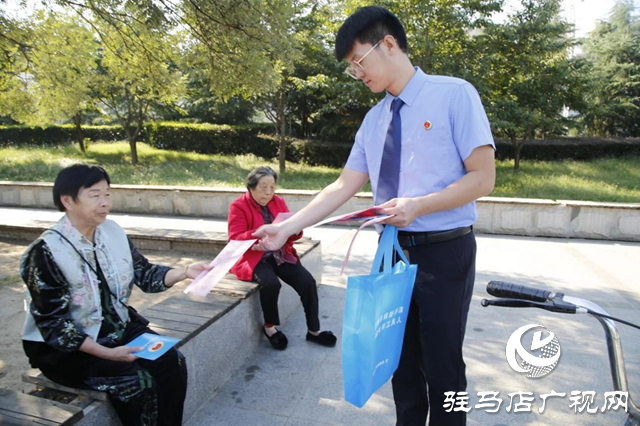 平舆县：喜迎国庆 与法同行