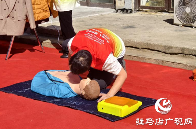 驿城区香山街道前张社区：迎国庆 送温暖