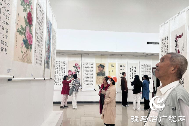 驻马店市举办老年书画展 庆祝新中国成立75周年